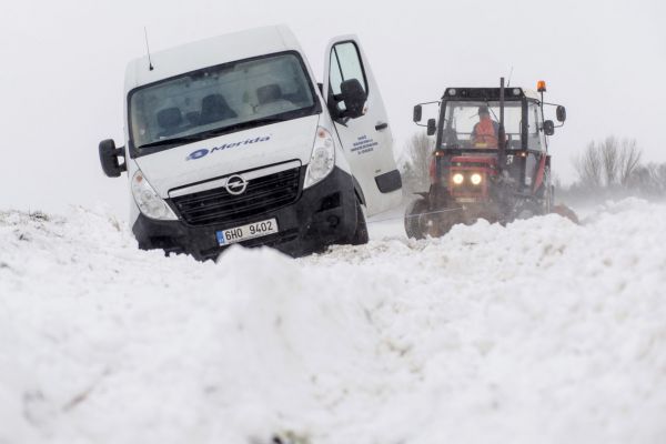 Silni�&aacute;�i odkl&iacute;z&iacute; sn&iacute;h silnici mezi Hradcem Kr&aacute;lov&eacute; a Ji�&iacute;nem u V&scaron;estar