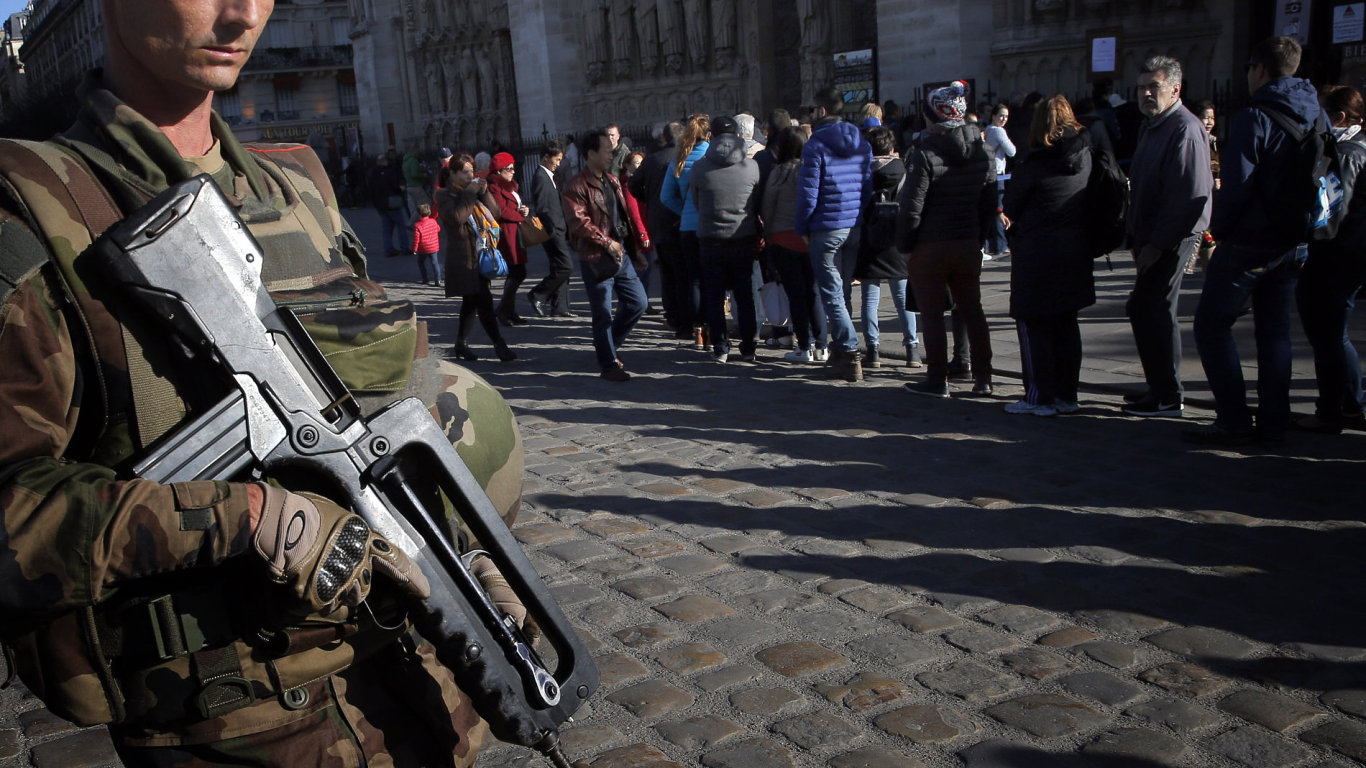 Francouzsk vojk hld katedrlu Notre Dame.