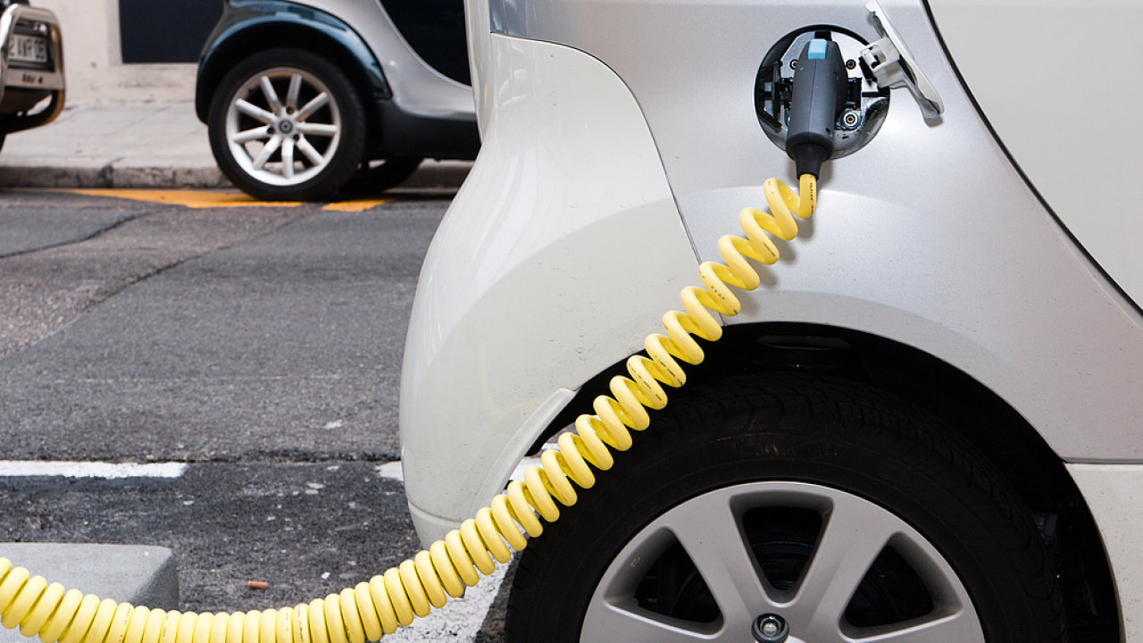 Francie chce do roku 2040 ukonèit prodej aut na fosilní paliva, možnou náhradou jsou elektromobily.