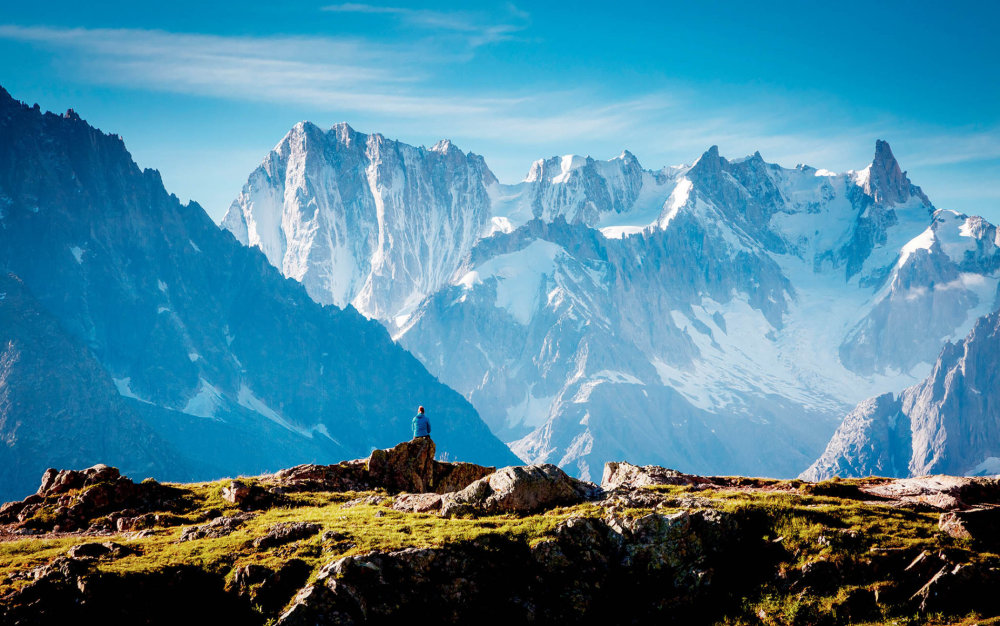 Mont Blanc (4809 m) kraluje evropským štítům a přitahuje všechny dobyvatele Alp.