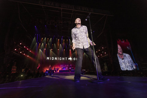 Snímek z pátečního koncertu Midnight Oil na Colours of Ostrava.