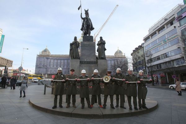 Sedmdes&aacute;t&eacute; v&yacute;ro�&iacute; komunistick&eacute;ho pu�e p�ipomene demonstrace na V&aacute;clavsk&eacute;m n&aacute;m�st&iacute; v ned�li 25. &uacute;nora 2018 ve 13:00. Ve�ejn&aacute; bezpe�nost a Lidov&eacute; milice varuj&iacute; p�ed &uacute;�ast&iacute; spo�&aacute;dan&yacute;ch ob�an�.