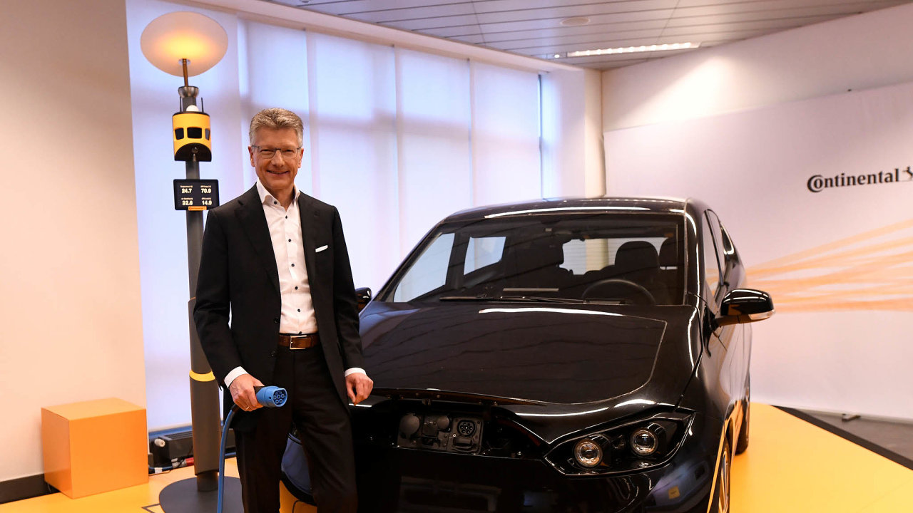 Elektromobily mn byznys: f skupiny Continental Elmar Degenhart se pipravuje nanstup elektromobil. Firma se bude muset zamit navrobu novch dl.
