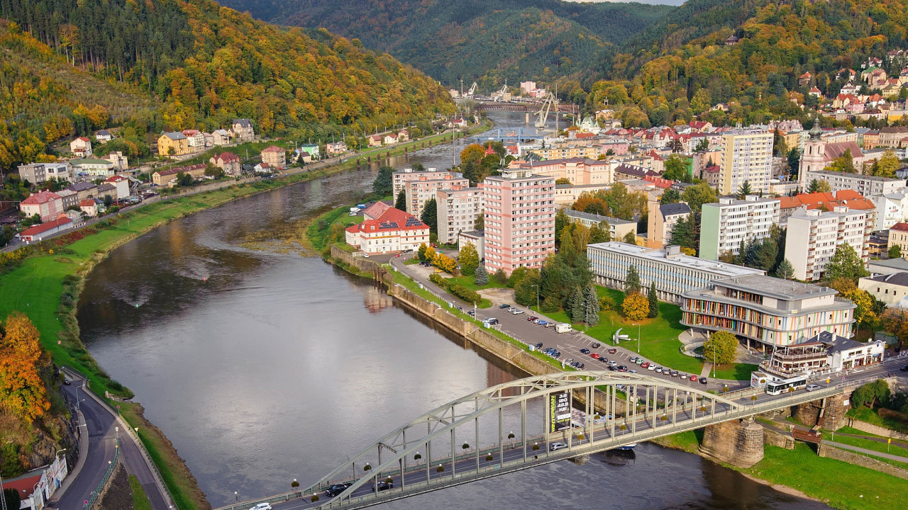 Řeka Labe je od Ústí nad Labem do Německa v současné době kvůli nedostatku vody splavná jen šest měsíců v roce. Její hladinu by měl zvýšit nový plavební stupeň Děčín.