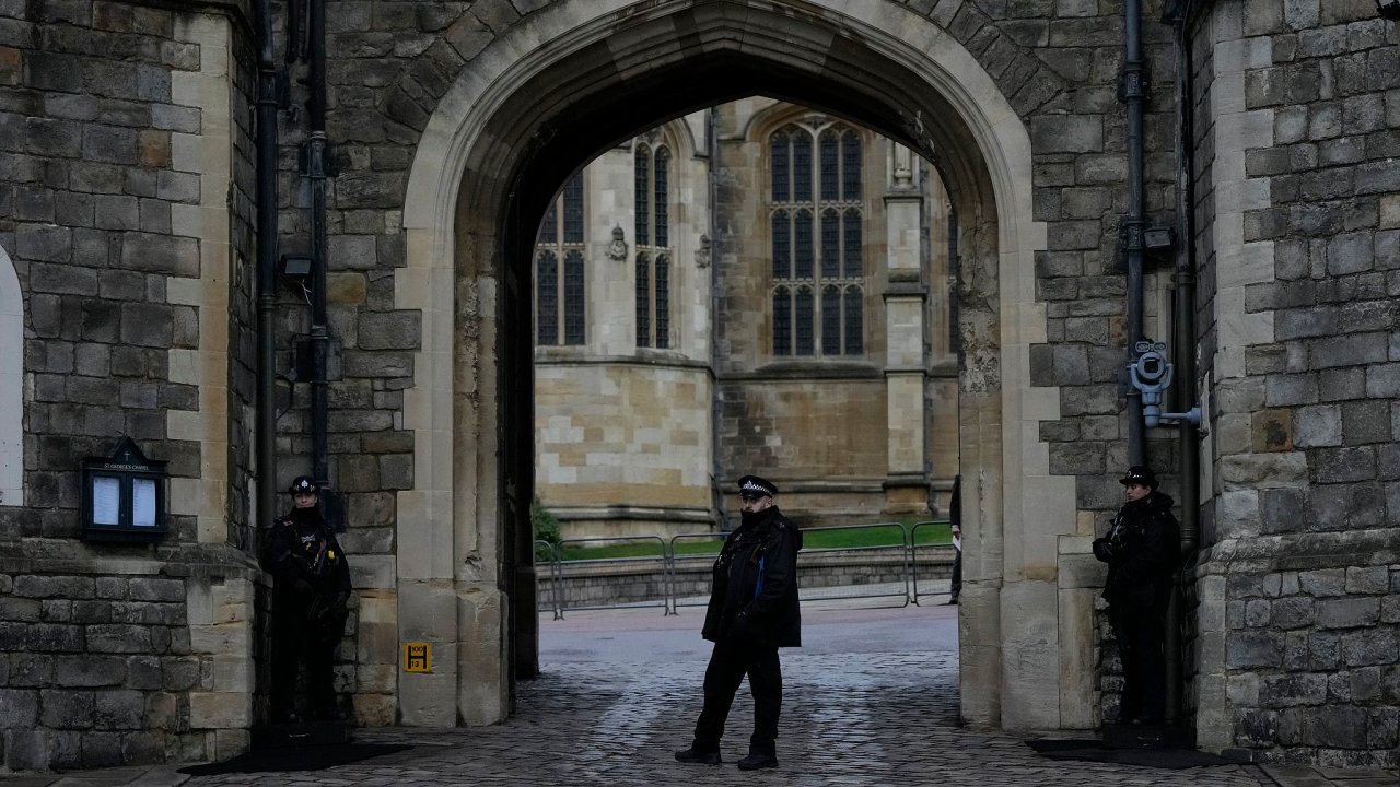 Britská policie zadržela ozbrojeného muže u hradu Windsor.
