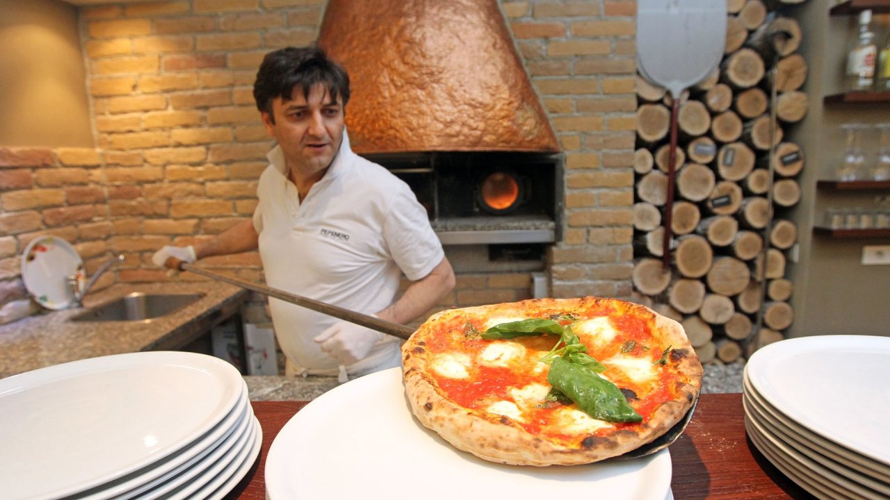 Krlovna mezi pizzami - margherita - mus bt vyrobena ze zcela autentickch ingredienc.