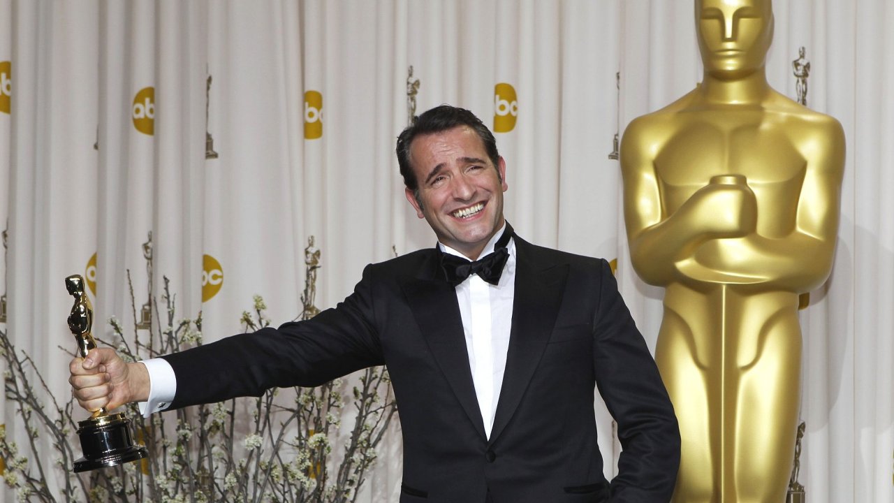 Jean Dujardin (The Artist) se raduje z Oscara. Koho jeho vtzstv pekvapilo?