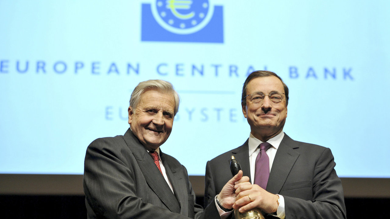 Odstupujc prezident ECB Jean-Claude Trichet a nov f Mario Draghi.