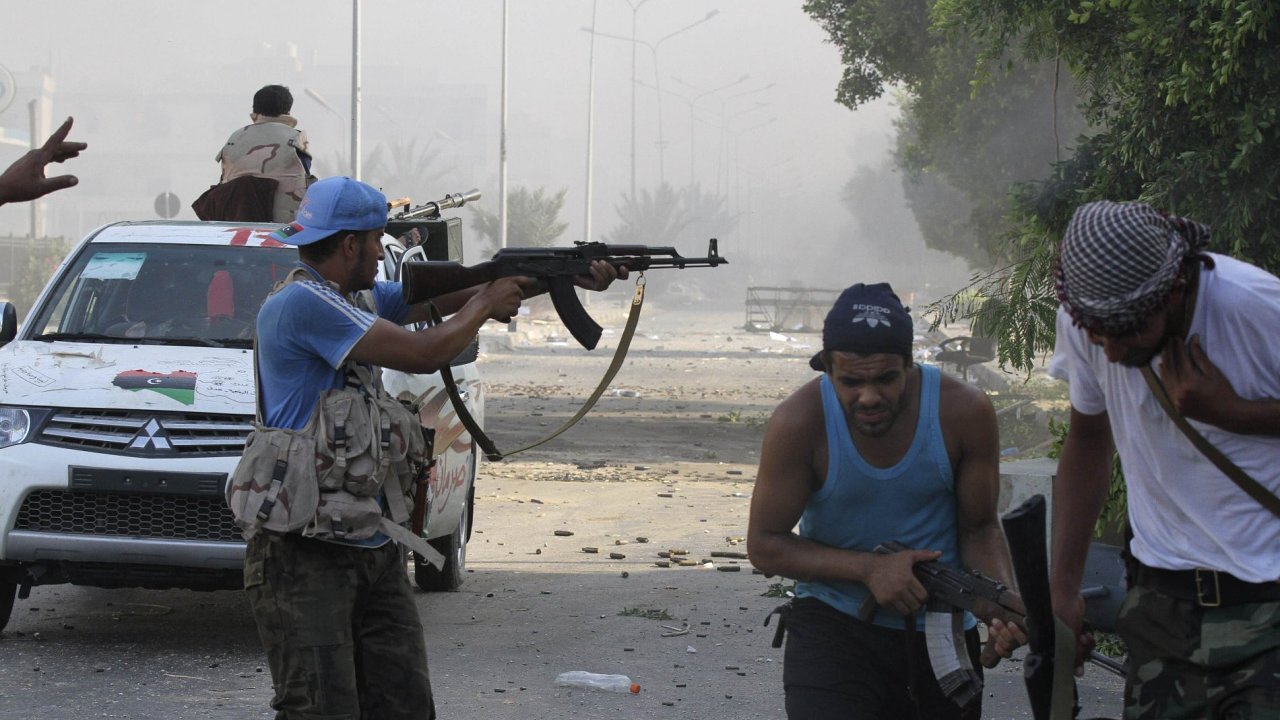 Boje mezi libyjskmi povstalci a Kaddfho jednotkami