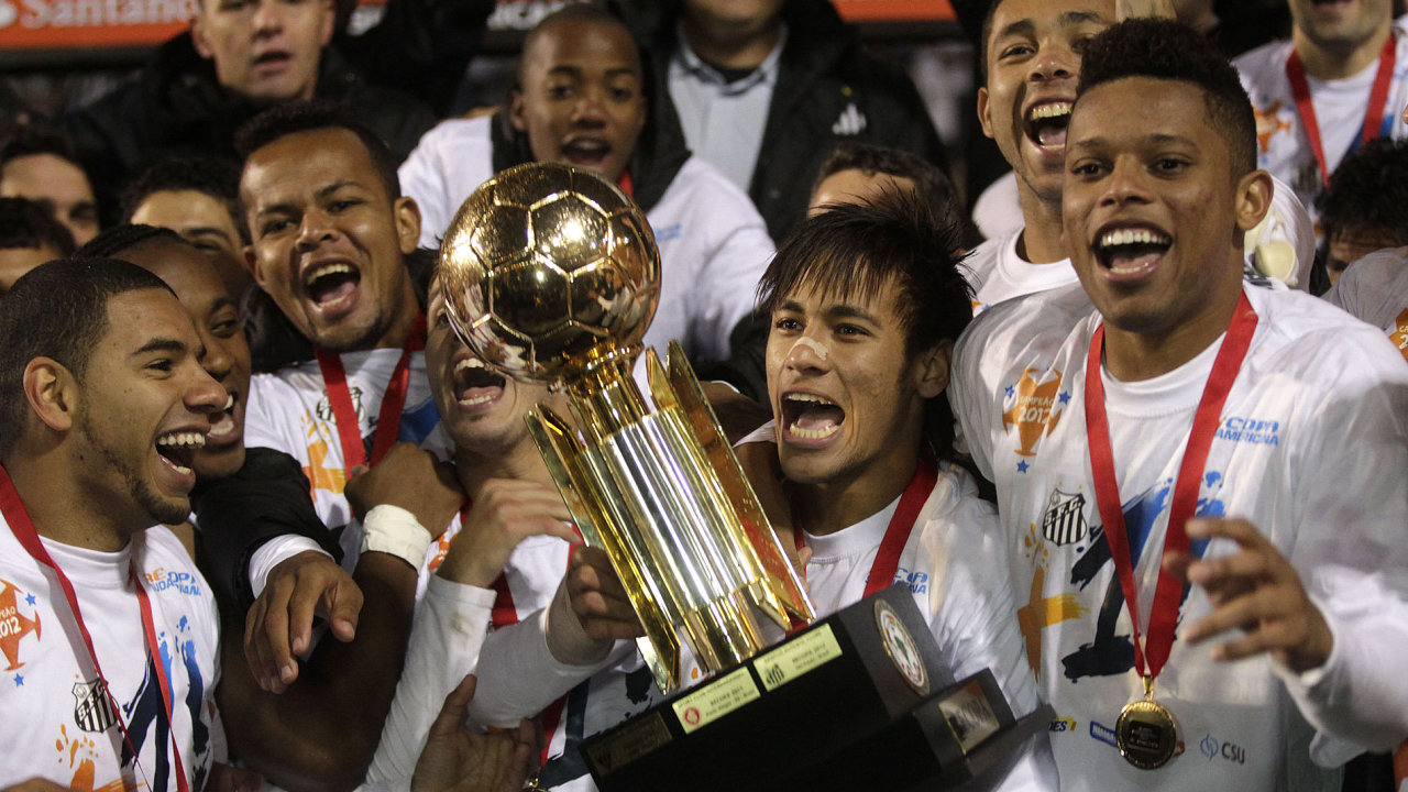 Hri Santosu slav vtzstv v Superpohru. Neymar dr vybojovanou trofej.