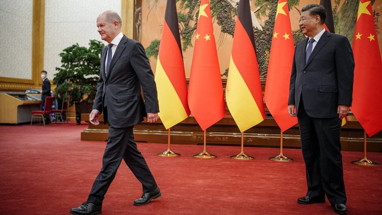 Nìmecký kancléø Olaf Scholz s èínským prezidentem Si �in-pchingem v Pekingu.