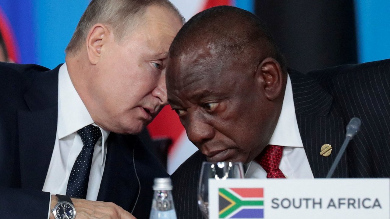 Rusk prezident Vladimir Putin a jeho jihoafrick protjek Cyril Ramaphosa.