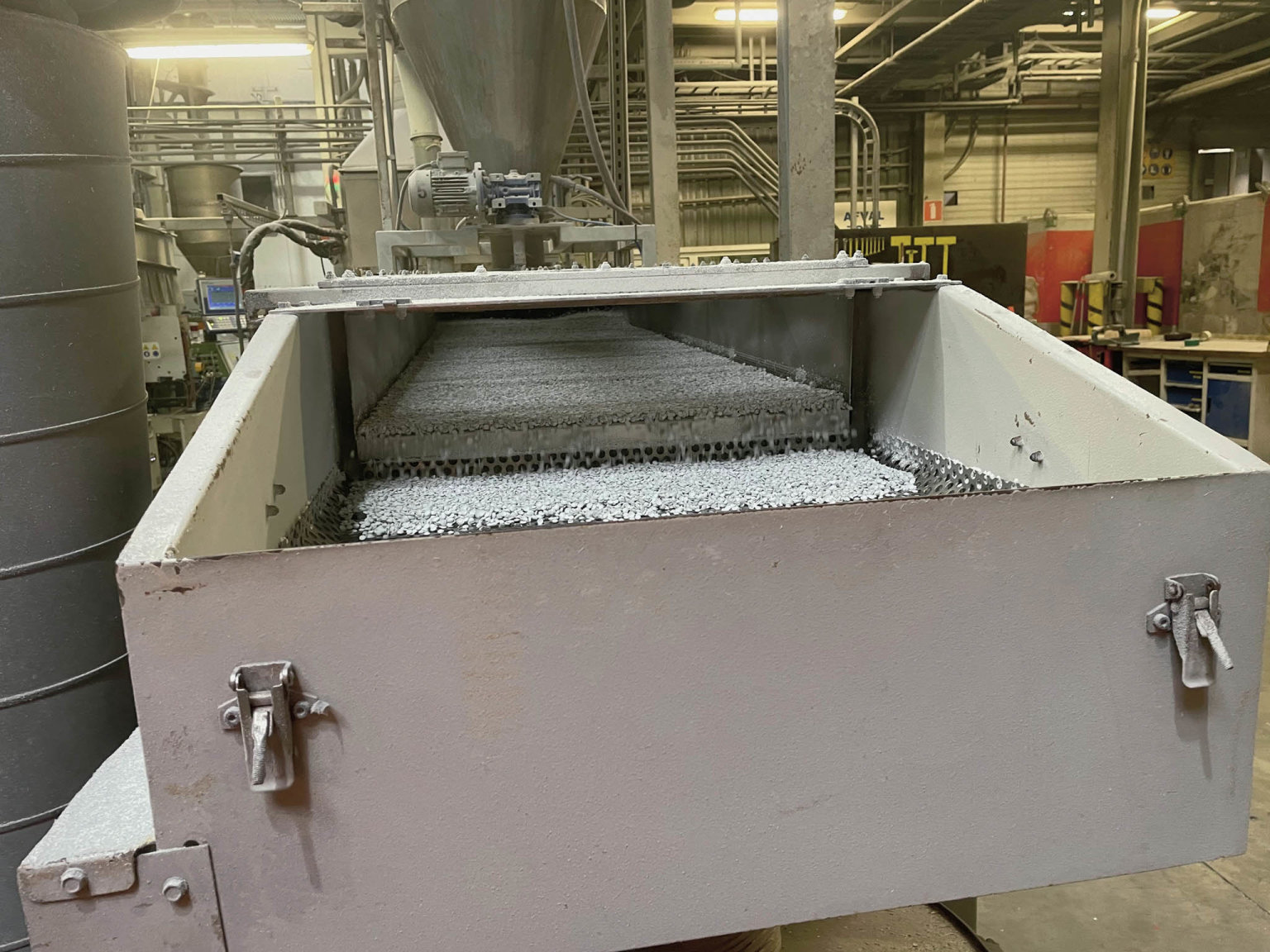 Na konci recyklace je granulát PVC, který lze využít úplnì stejným zpùsobem pro výrobu oken jako granulát z panenského materiálu.