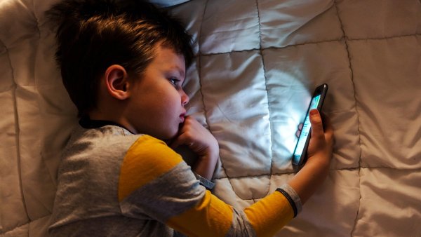 Jen historky a ohnutá data. Čeští vědci cupují americkou studii o dětských &bdquo;závislácích&ldquo; na mobilech