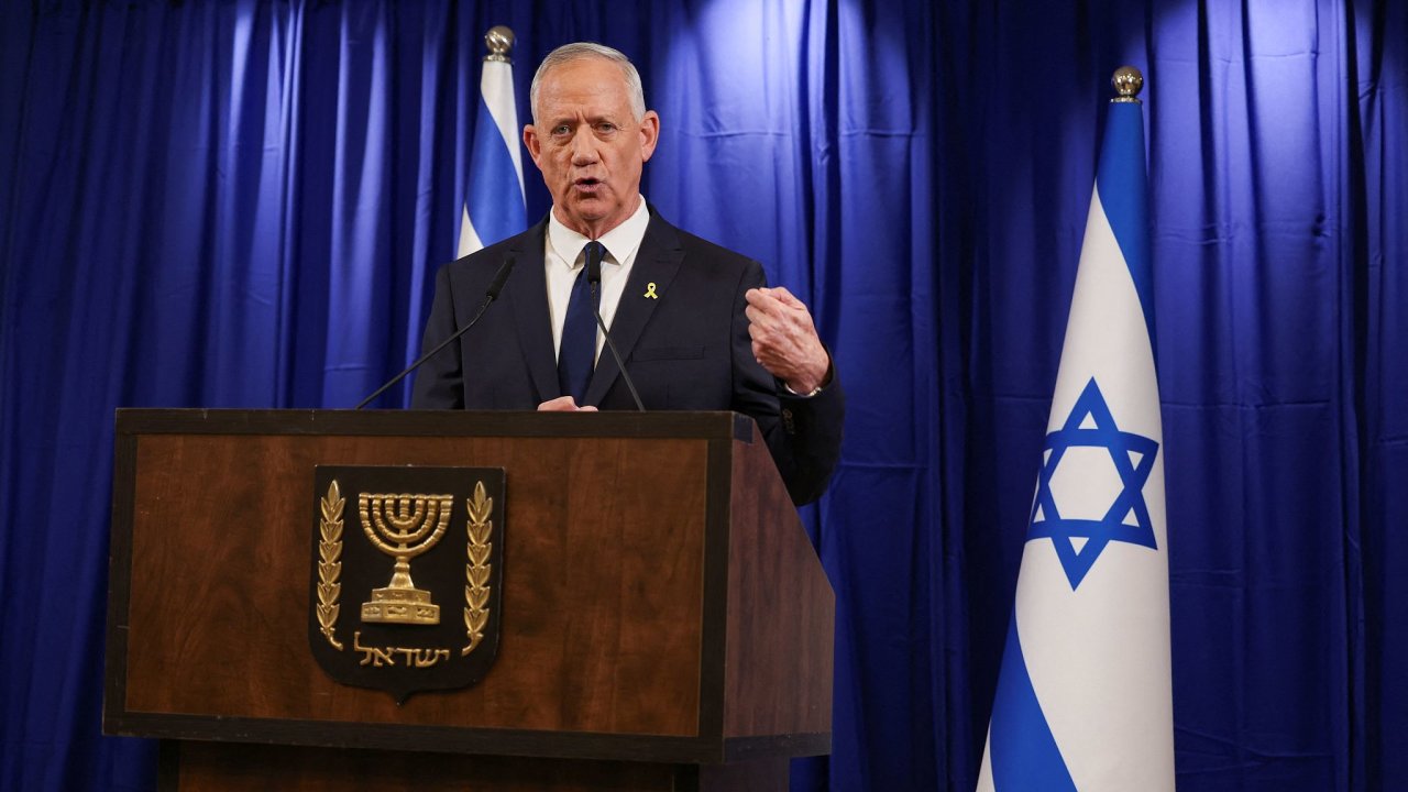 Benny Ganc na tiskov konferenci 10. ervna oznmil, e opout izraelsk vlen kabinet.