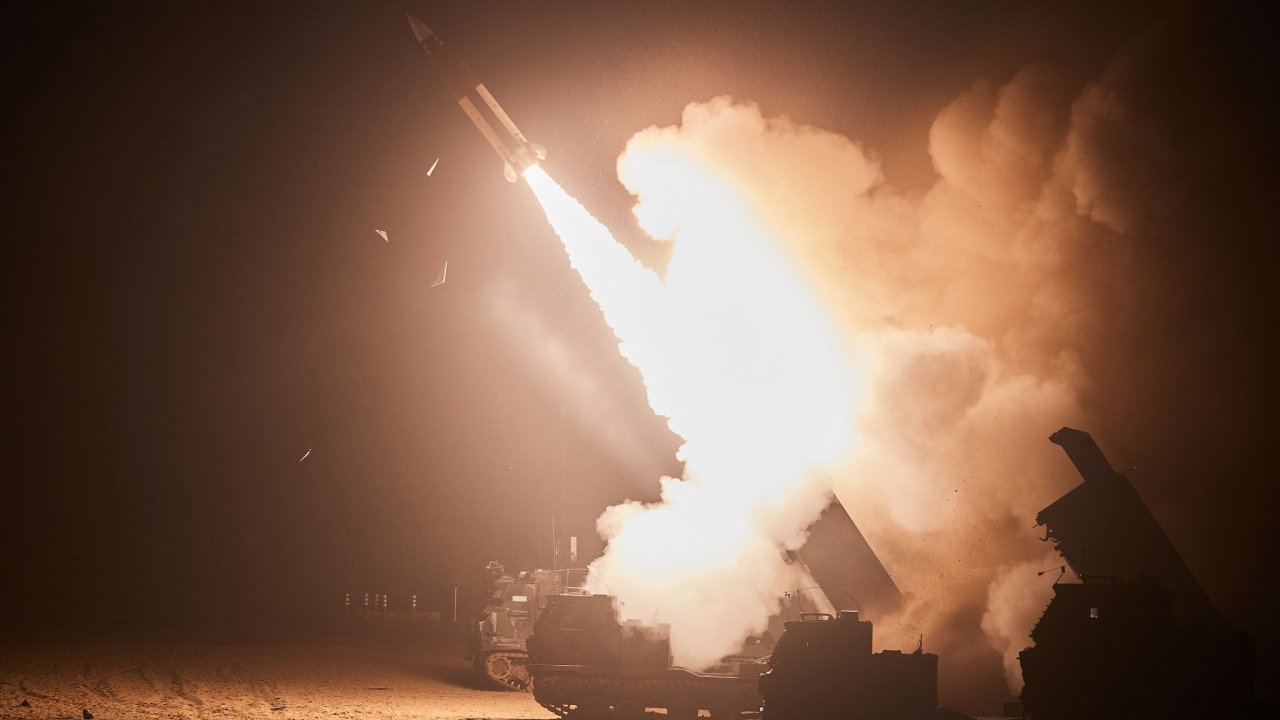 Rakety ATACMS na cvien americk a jihokorejsk armdy na archivnm snmku.