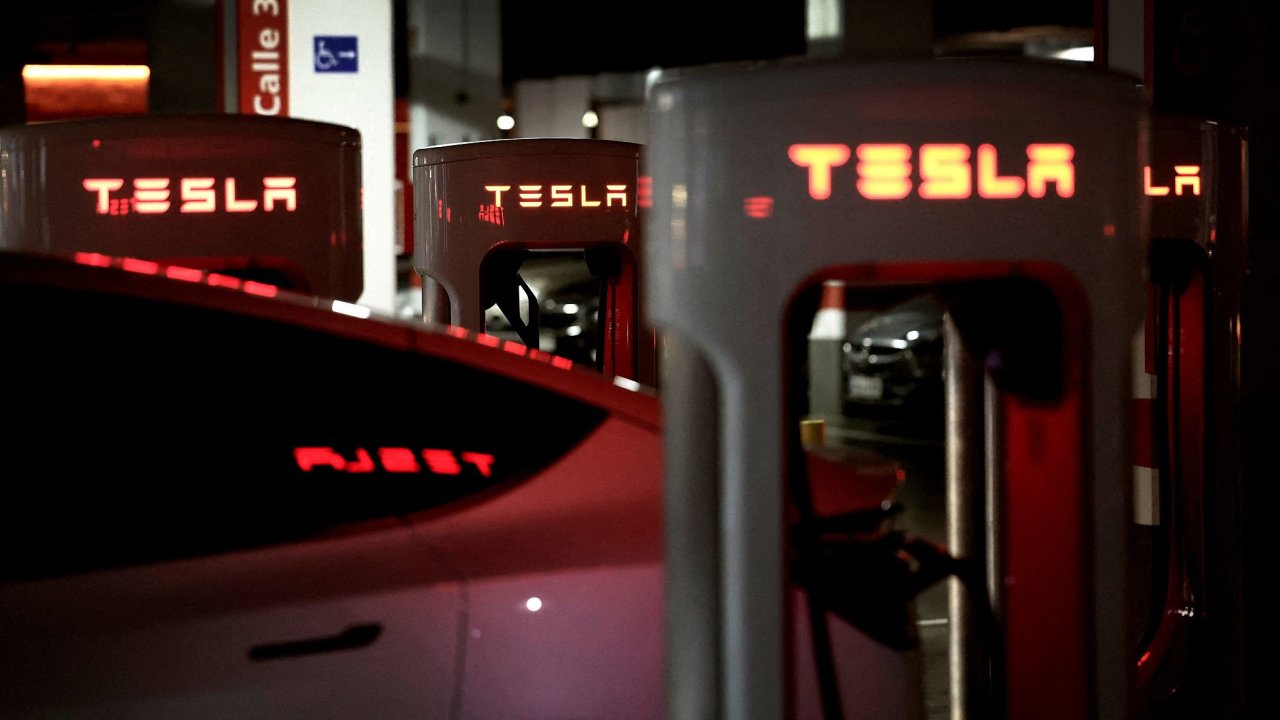 Automobilce Tesla klesl tvrtletn odbyt o 13 procent.