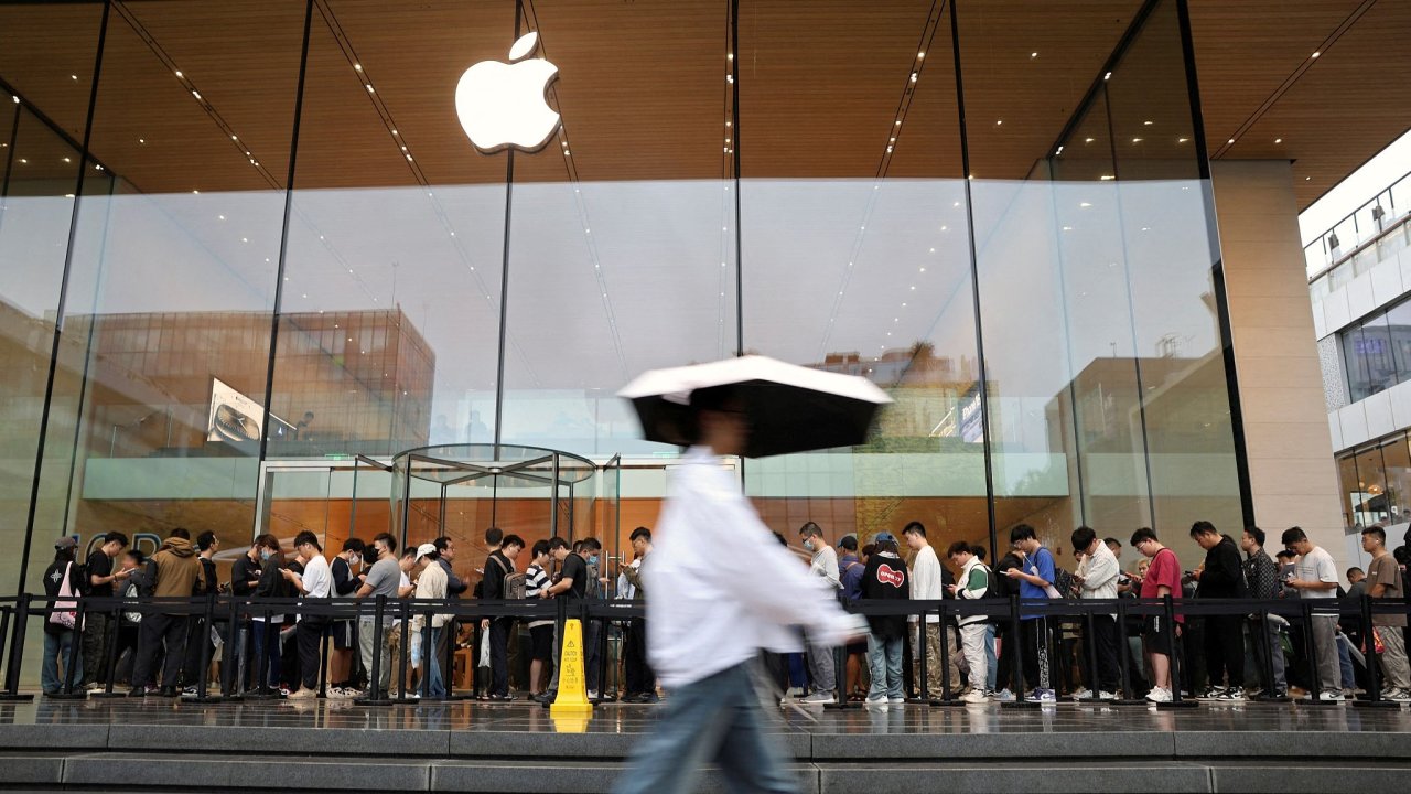 Fronta lid ped obchodem Apple v Pekingu.