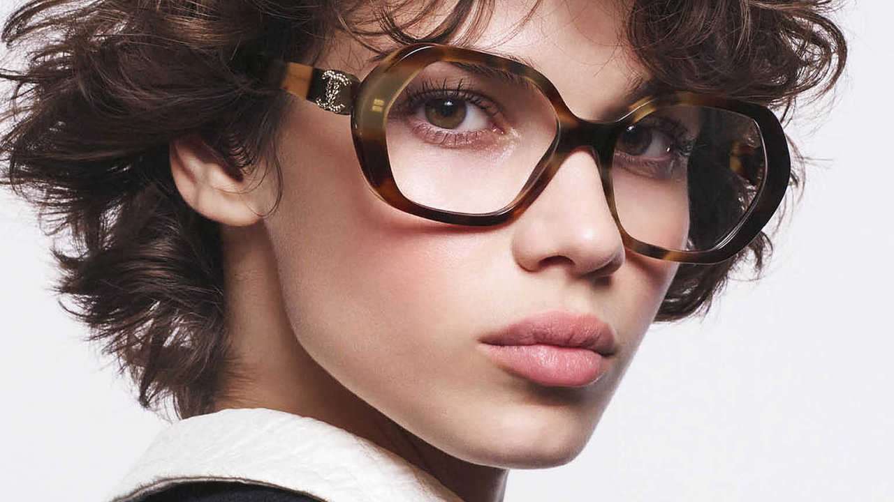 Linie brl Chanel pro sezonu podzimzima 2025 dv naodiv oversize obrouky, harmonicky ist linie auhranivou krsu gruznsk modelky Mathildy Gvarliani.