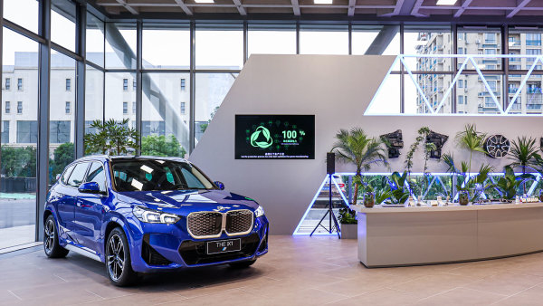 Pekingu navzdory. Automobilky včetně těch evropských pokračují v Číně ve velkých slevách, masakr mezi nimi bude pokračovat