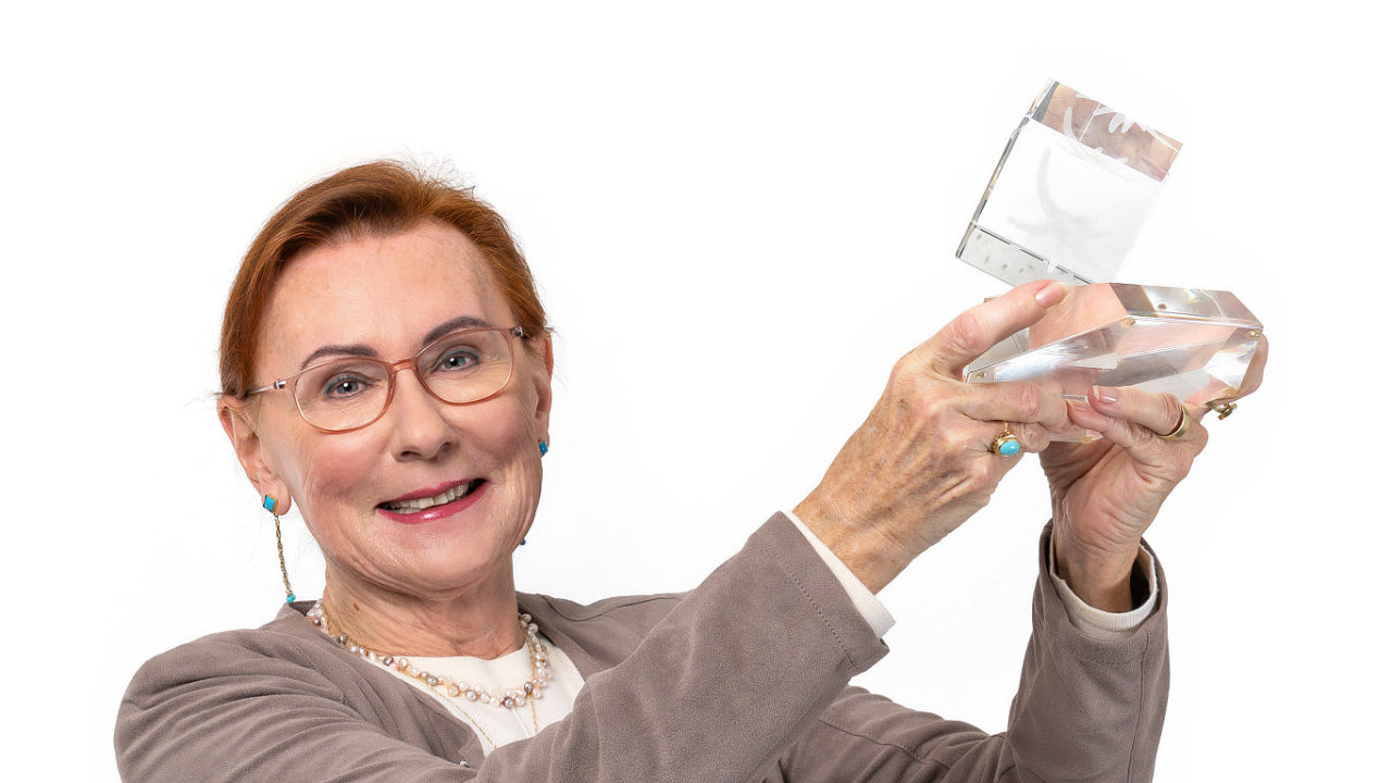 Profesorka medic�ny Eva Kubala Havrdov� se v�nuje p��i o pacienty s RS a v�zkumu l��by tohoto onemocn�n�. Letos z�skala hlavn� cenu Nadace Neuron.