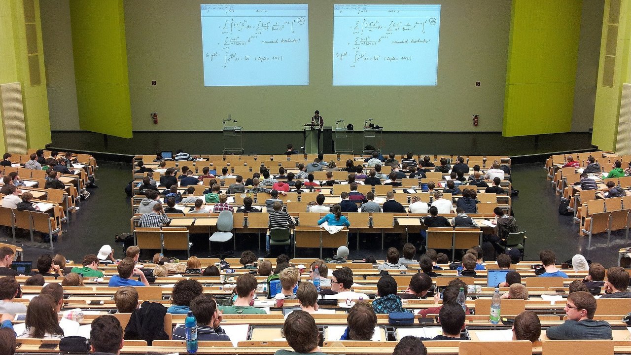 U soud� jsou vy��� des�tky spor� o to, zda studenti mus� platit �koln�, i...