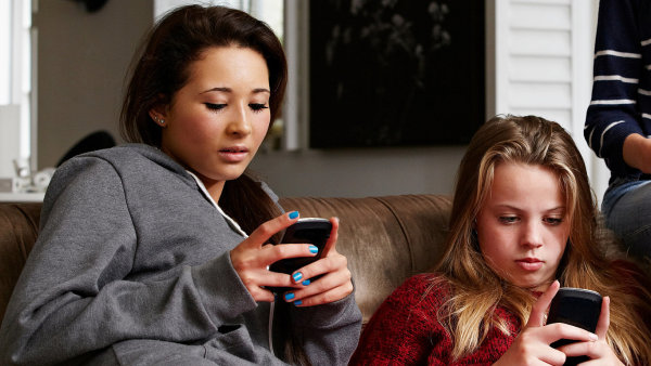 Teenage�i podle pr�zkumu Gallup v�nuj� v pr�m�ru 4,8 hodiny denn� aplikac�m...
