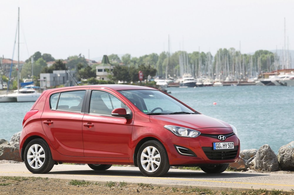 Nový Hyundai i20 Levnější provedení mají místo LED světel pro denní svícení a mlhovek ornament ve tvaru bumerangu.
