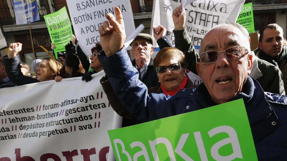 Demonstranti na transparentech obviuj veden Bankie z podvodu a zpronevry.
