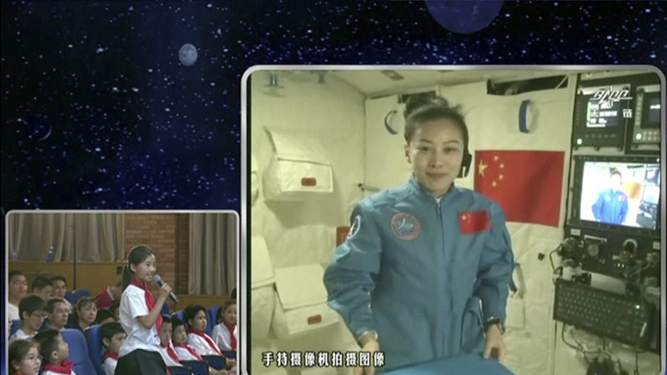 Èínská kosmonautka Wang Ja-pching pøi své pøednášce školákùm