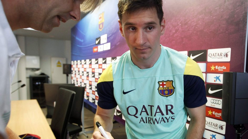 Messi se podepisuje fanoukm