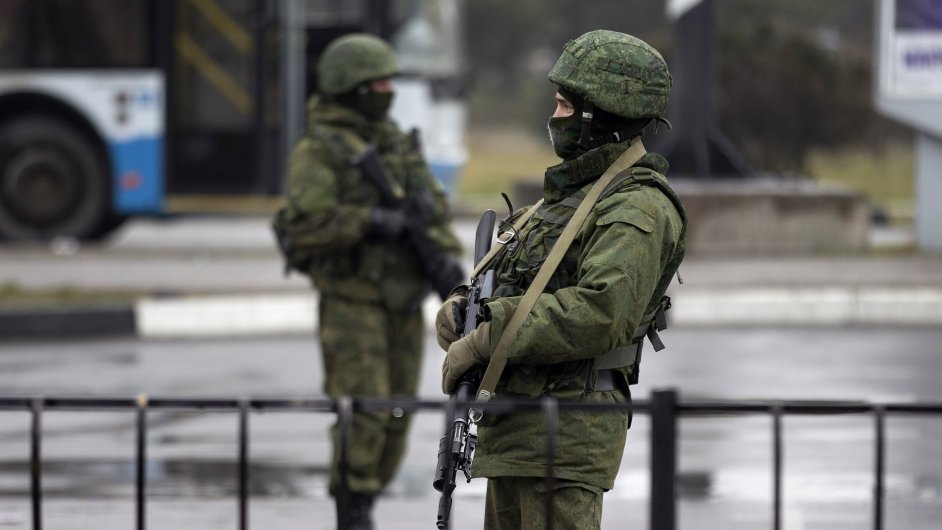 Ozbrojenci hldkuj u letit v Simferopolu.