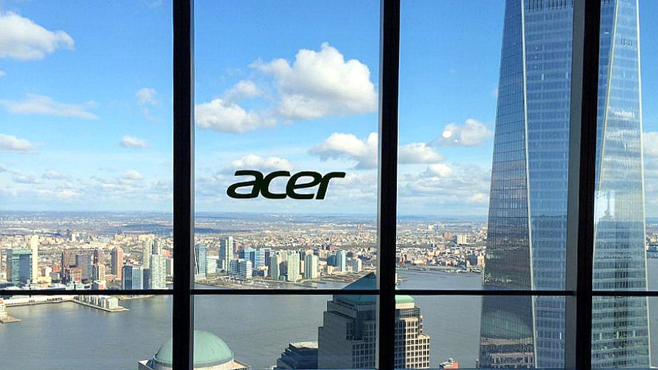 Logo Aceru na okn budovy 4 World Trade Center
