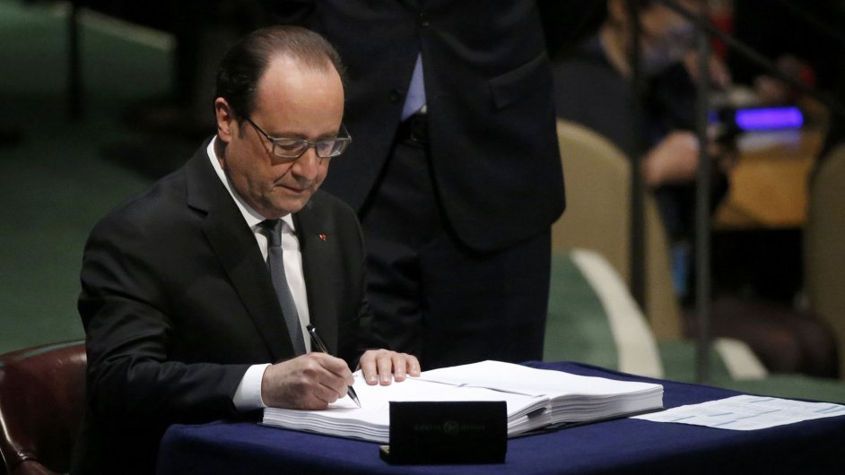 Prvnm signatem pask dohody o klimatu dojednan v prosinci v Pai se stal francouzsk prezident Franois Hollande.