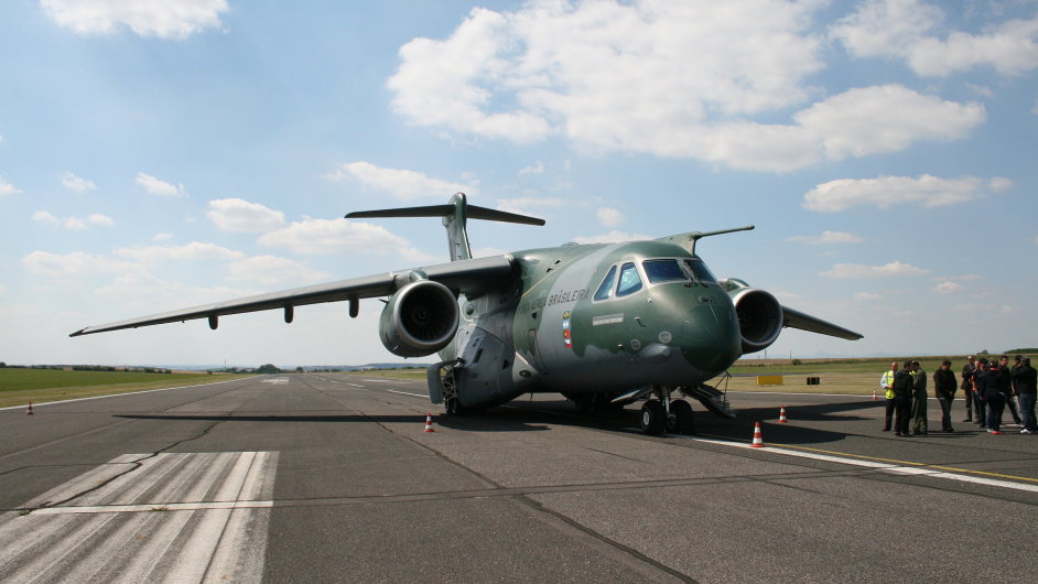 Letoun KC-390 poprvé pøistál v Èesku.