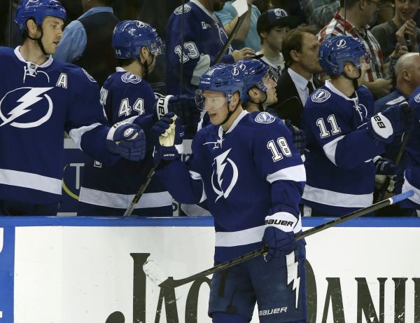 Ond�ej Pal&aacute;t p�ij&iacute;m&aacute; gratulace spoluhr&aacute;��.