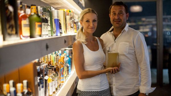 Ru�enka a Jan Kleinerovi s lahv&iacute; meru�kovice, kter&aacute; byla vyrobena ve spolupr&aacute;ci s Rony Pleslem pro Jaguar