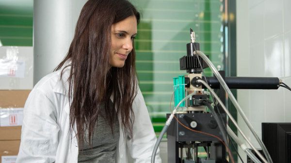 V laborato�i. Hojivou l&aacute;tku vyv&iacute;jej&iacute; v�dci v kampusu Masarykovy univerzity.