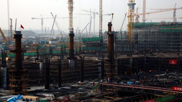 R�st �&iacute;nsk&eacute; ekonomiky v posledn&iacute;m �tvrtlet&iacute; m&iacute;rn� zrychlil. Tahounem jsou vl&aacute;dn&iacute; v&yacute;daje a bankovn&iacute; p�j�ky