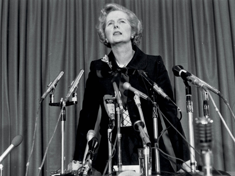 Margaret Thatcherová Lidé v Británii byli nespokojení a chtěli radikální změnu. Šéfka Konzervativní strany Margaret Thatcherová jim ji nabízela. V květnu 1979 se stala premiérkou. Její nezapomenutelná éra trvala přes jedenáct let.