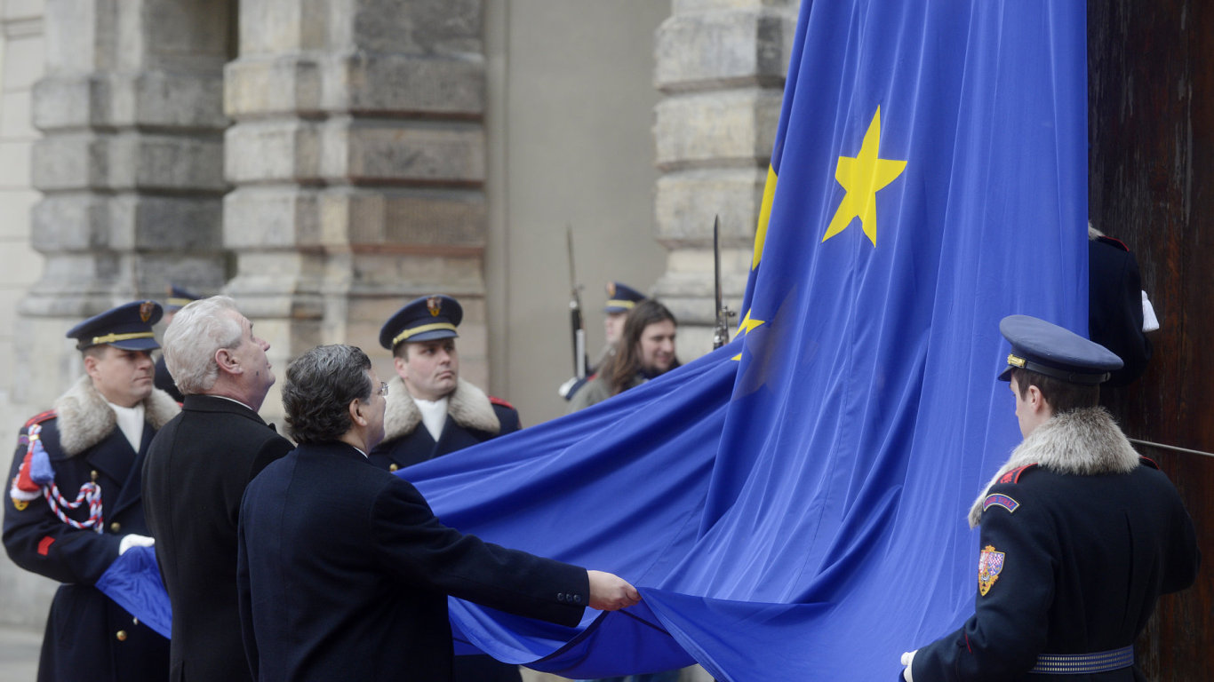 Vztyèování vlajky EU na Pražském hradì