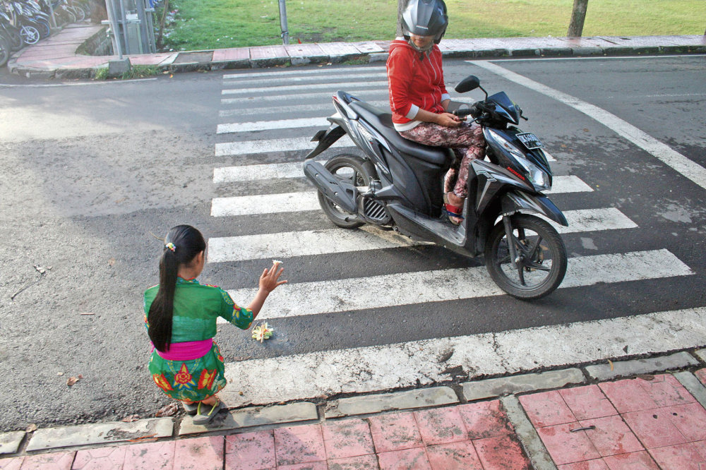 Obětina za bezpečný přechod ve městě Ubud