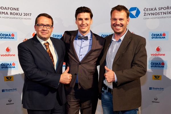 Tři nejúspěšnější firmy Karlovarského kraje. Zleva zástupce společnosti Realistic (3. místo), jednatel Serafin-byliny Petr Gasparik (vítěz) a prokurista firmy FONS Jaroslav Hrdina (2. místo).