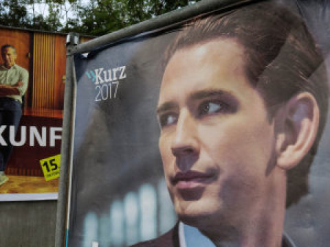 Jednatřicetiletý Sebastian Kurz je předsedou lidové strany. Pokud volby dopadnou podle průzkumů, stane se kancléřem. Pochází z Vídně, studoval práva, která ale nedokončil.