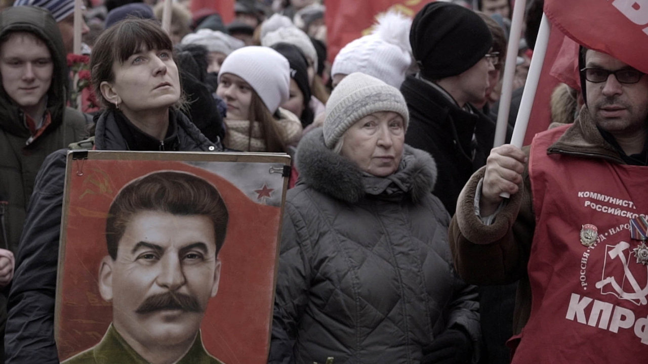Snímek Zeï sleduje Sta­linovy pøíznivce, kteøí se každoroènì v prosinci scházejí na Rudém námìstí v Moskvì. Jindy by z podobných zábìrù èišela pokora, tady z nich jde hrùza.