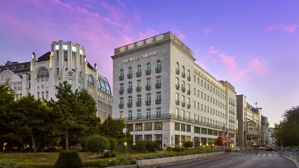 Ritz-Carlton Budapešť se nachází v budově z 20. století a je obklopen historií.