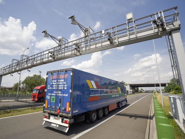 Do v&yacute;b�rov&eacute;ho �&iacute;zen&iacute; na provozov&aacute;n&iacute; v&yacute;b�ru m&yacute;tn&eacute;ho se p�ihl&aacute;sili �ty�i z&aacute;jemci.