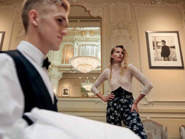 Top, kalhoty a pásek, vše Louis Vuitton