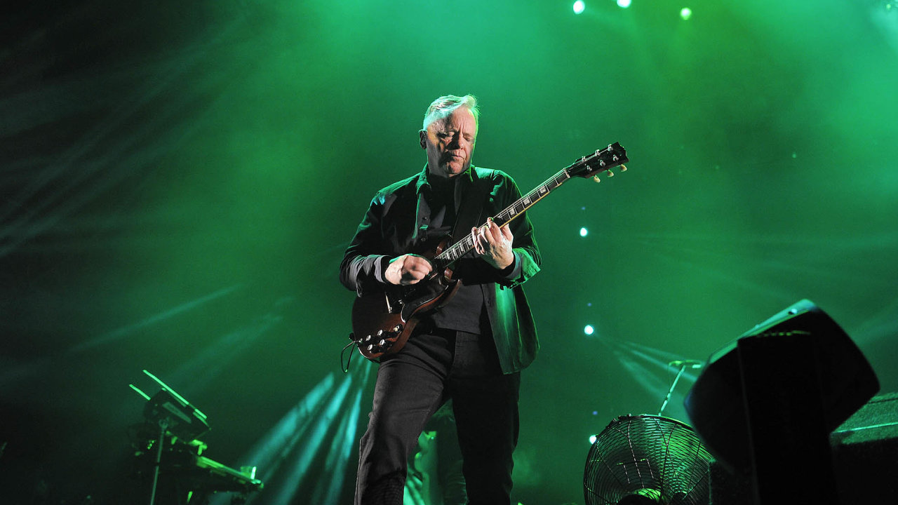 Tváøí kapely New Order je kytarista a zpìvák Bernard Sumner.