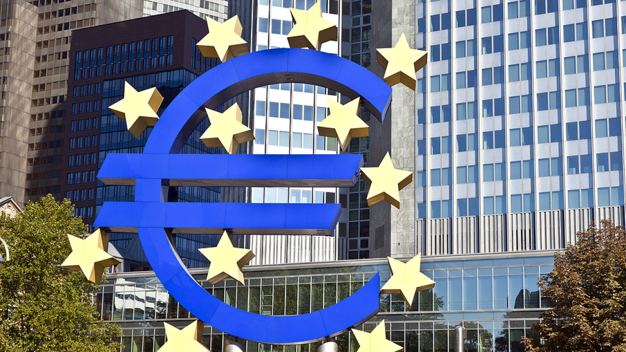 ECB zvauje omezen programu nouzovho financovn eckch bank - ilustran foto.